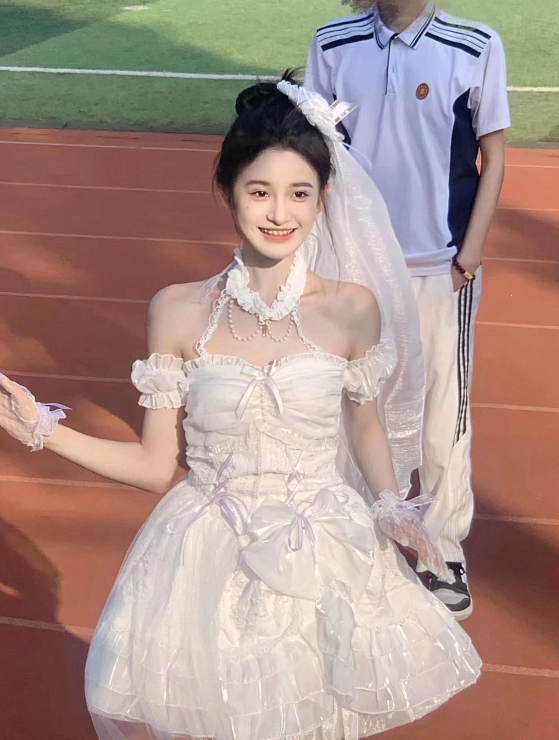我们校运动会上的校花_图1