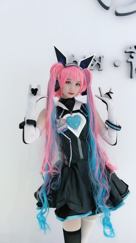 是安吉拉COS二次元，还是初音未来cosplay？_图3