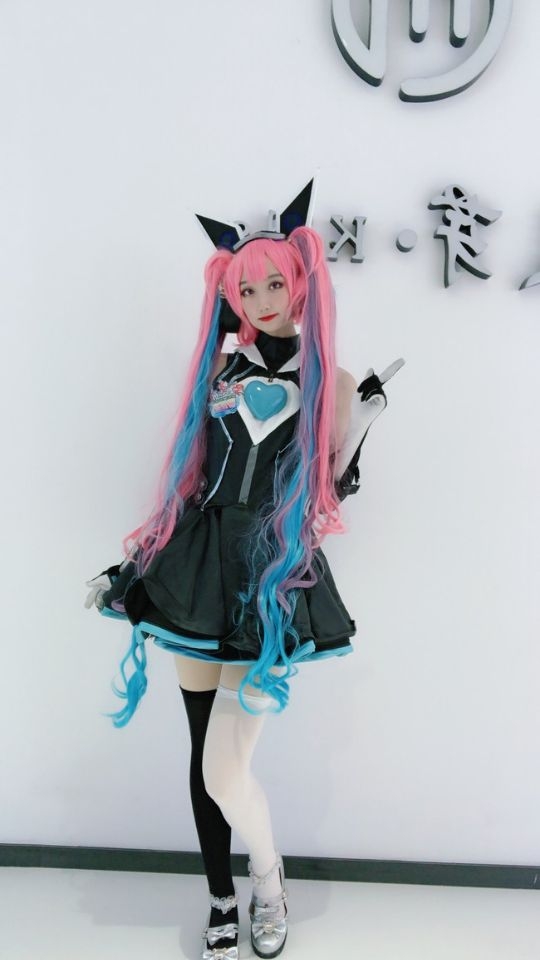 是安吉拉COS二次元，还是初音未来cosplay？_图3