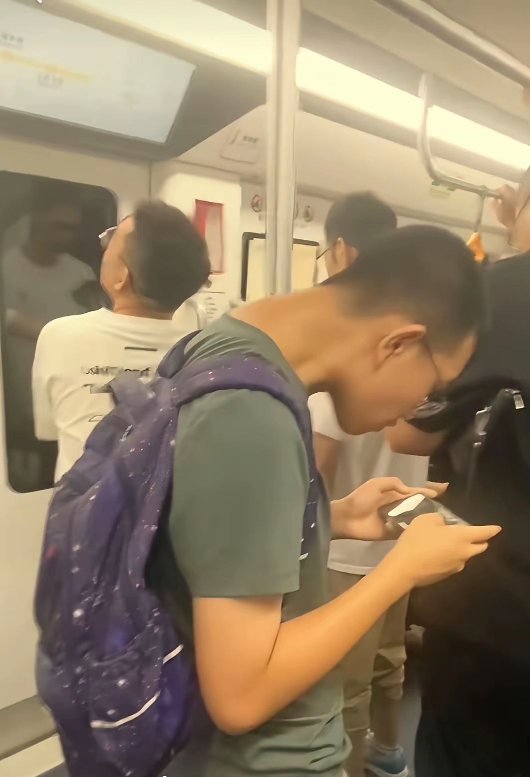 少玩会儿手机游戏吧..._图3