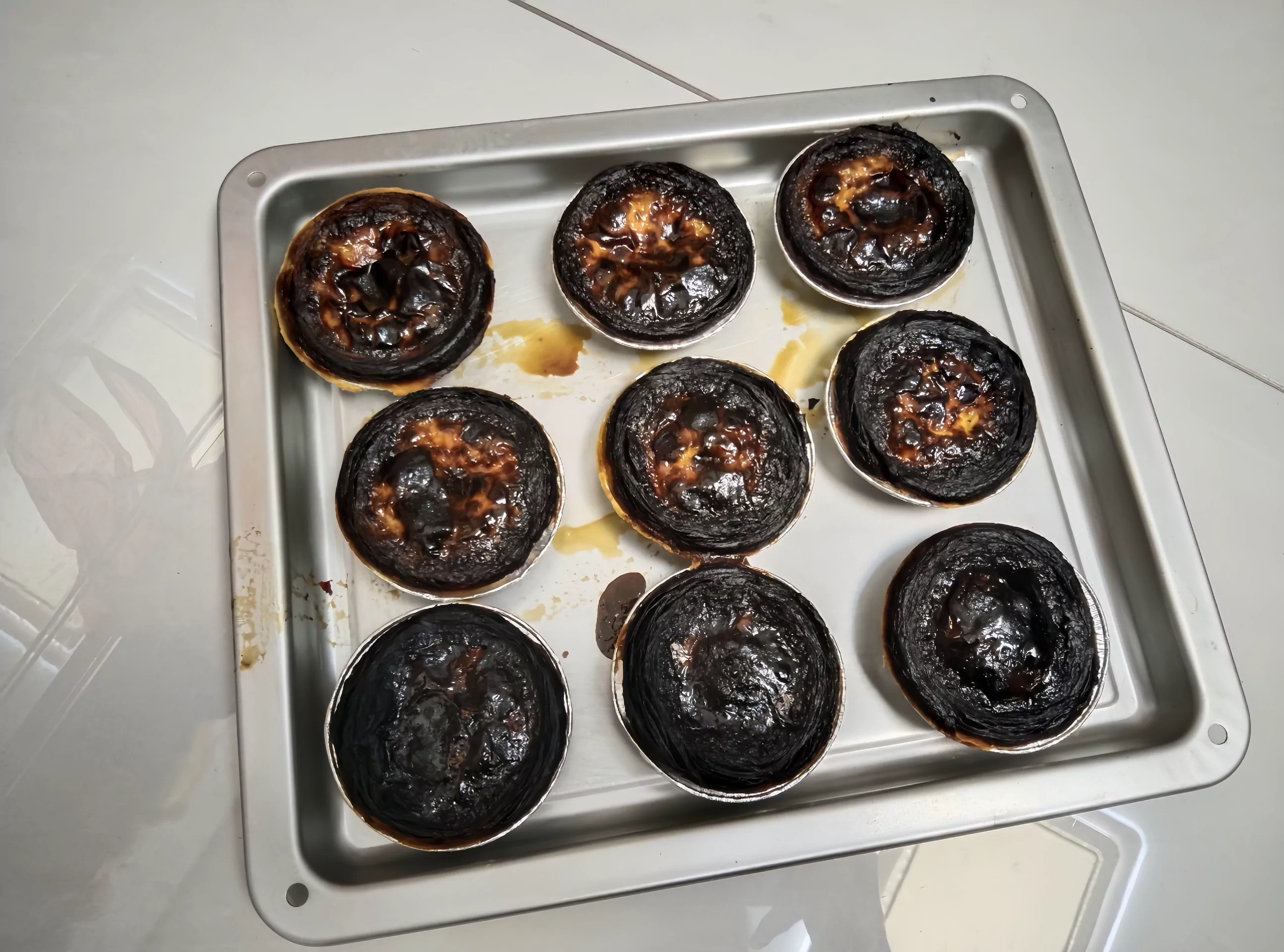 刚烤的蛋挞谁吃巧克力味的非常好吃（注意这不是黑煤球）_图1